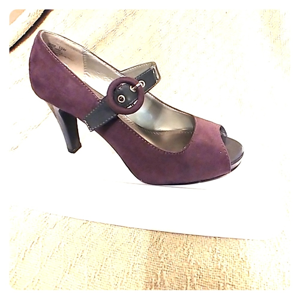 Gray suade and patten leather shoes